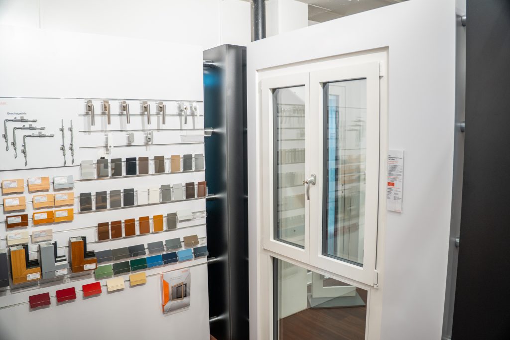 Fensterausstellung mit Mustern für Griffe, Beschläge, Farben und einem eingebauten Musterfenster zur Renovation oder zum Fensteraustausch