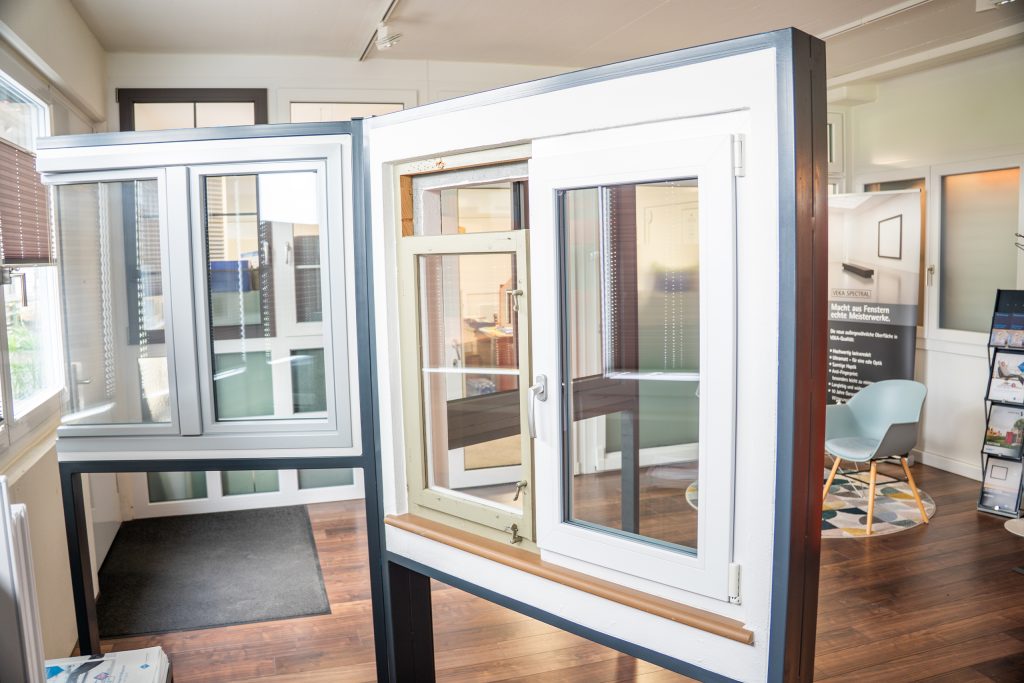 Fensterausstellung in Galgenen SZ mit Beispielmodellen für Fensterrenovation, Wechselrahmen und kompletter Ersatz
