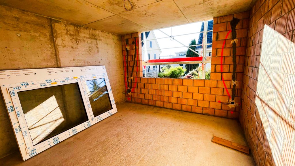 Baustelle in einem Neubau mit VEKA Kunststofffenstern von Hegner Fenster im unsanierten Innenraum
