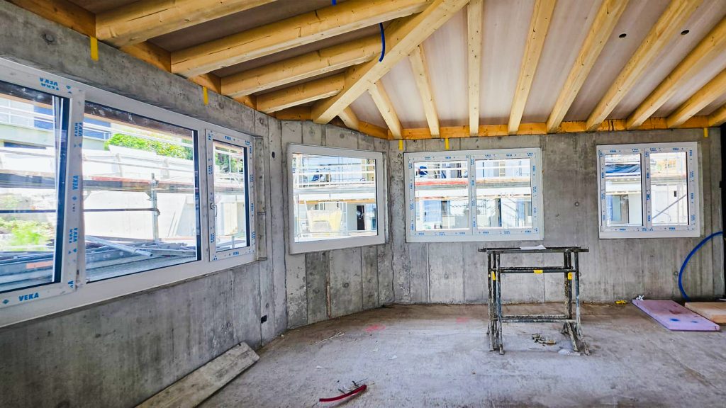 VEKA Fenster im Rohbau für optimale Schallschutzwerte bei professioneller Fensterplanung in der Schweiz.