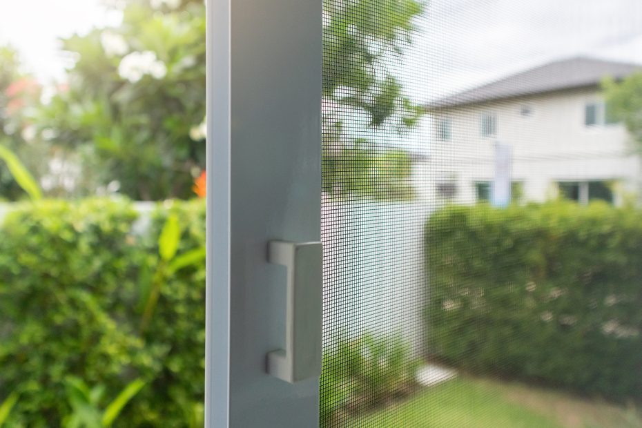 Insektenschutzgitter an einem Fenster von Hegner Fenster